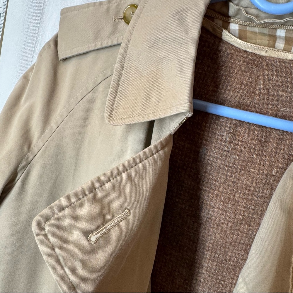 Vintage Women's Burberrys Trench Coat - Picture 4 of 16
